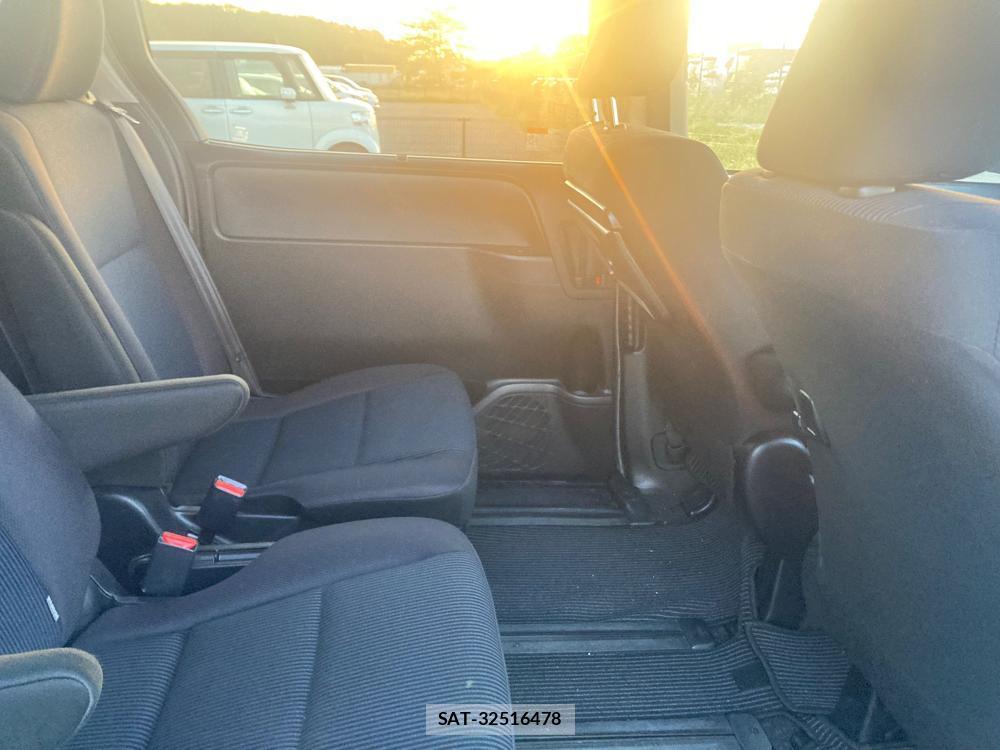 Toyota NOAH 2019-03 1329130-8