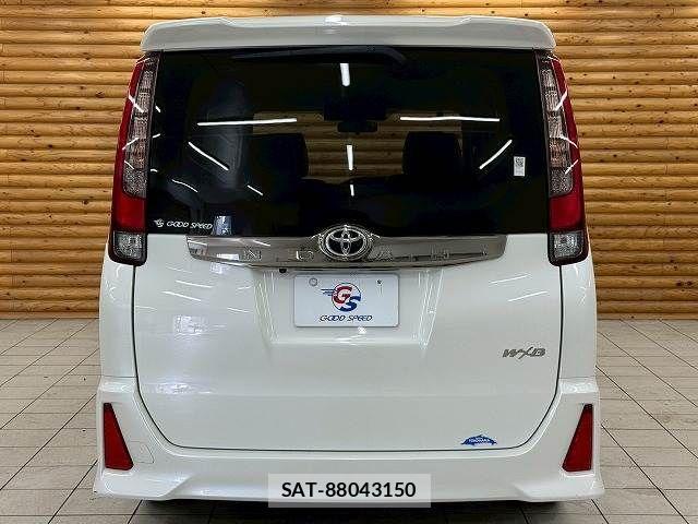Toyota NOAH 2016-11 1347199-18