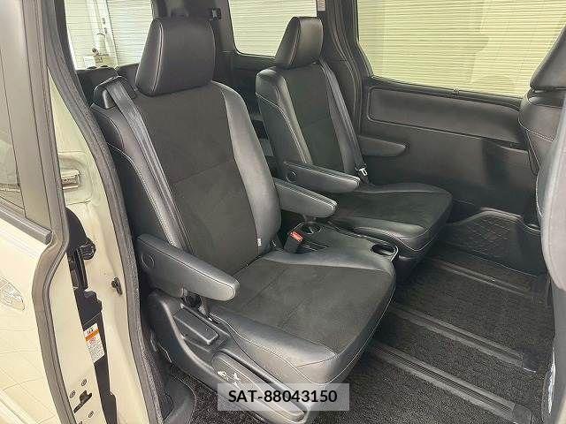 Toyota NOAH 2016-11 1347199-8