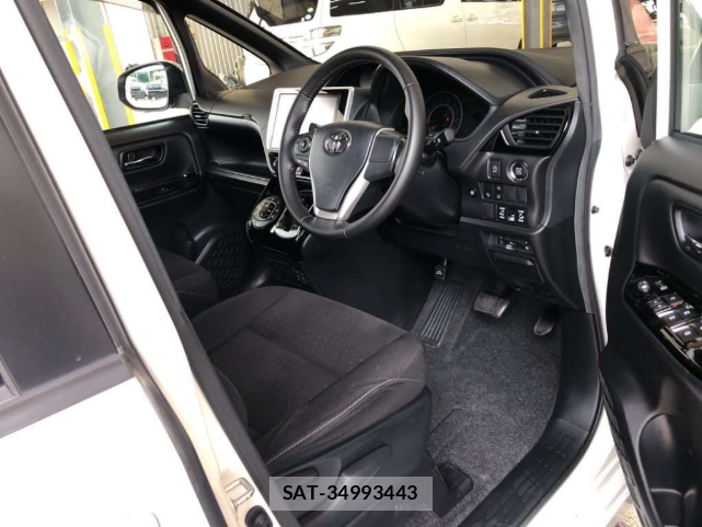 Toyota NOAH 2018 1347604-5