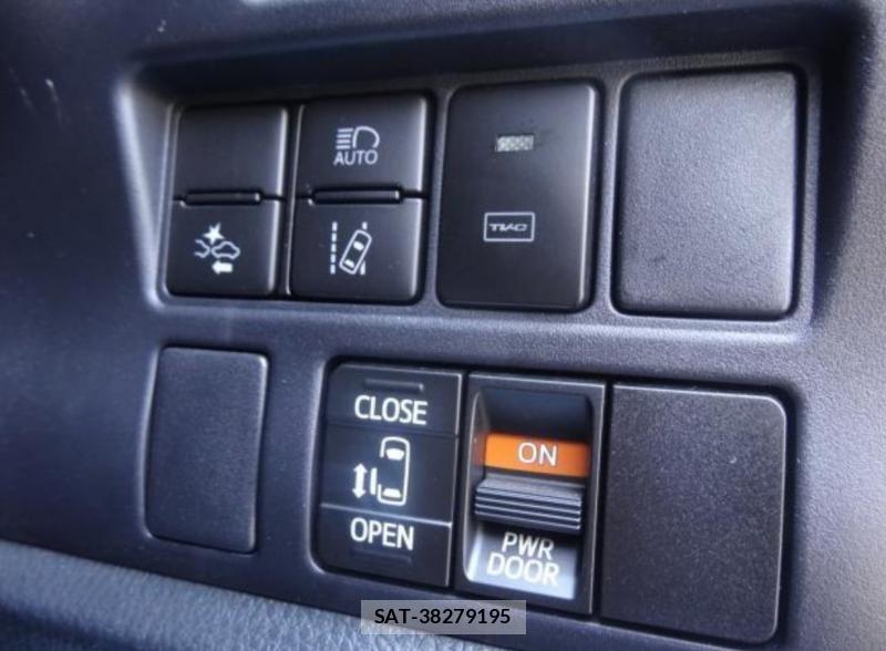 Toyota NOAH 2020 1679400-11