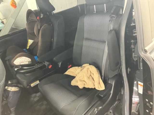Toyota NOAH 2016-10 3678142-11