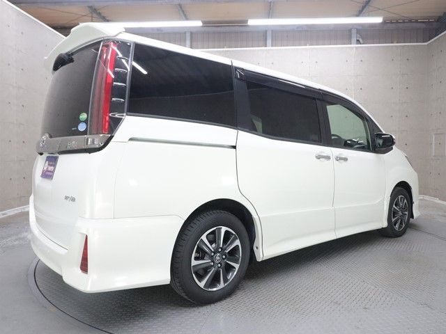 Toyota NOAH 2019-04 3678075-1