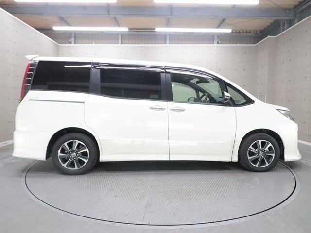 Toyota NOAH 2019-04 3678075-25