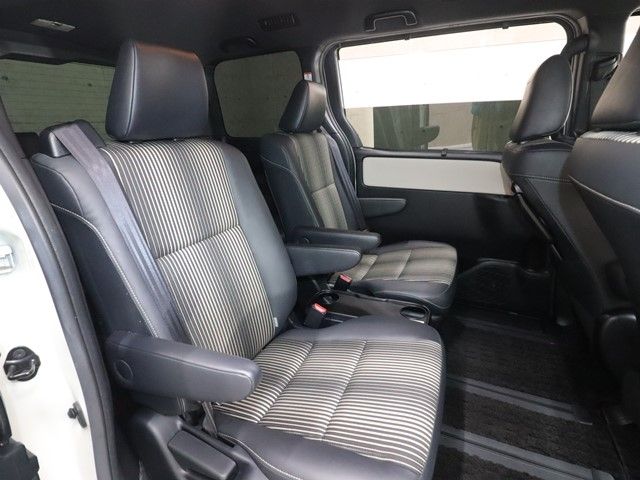 Toyota NOAH 2019-04 3678075-4