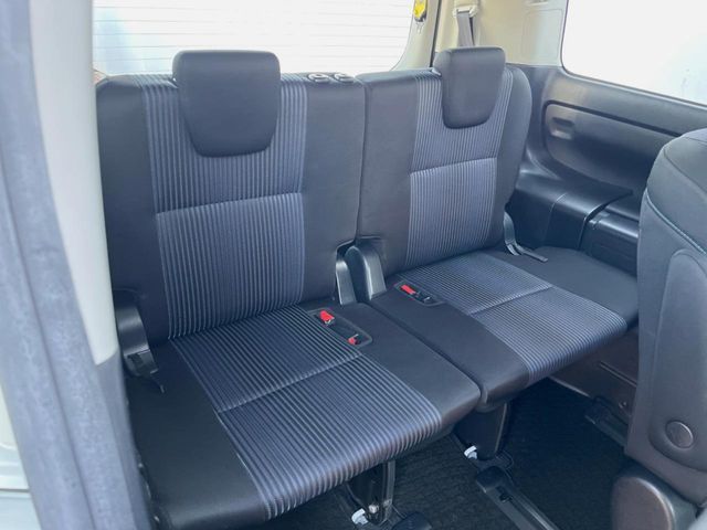 Toyota NOAH 2015-05 3678115-9