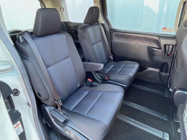 Toyota NOAH 2015-05 3678115-8