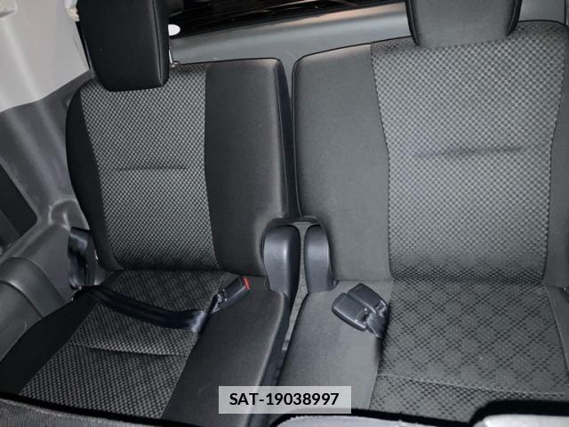 Toyota NOAH 2010-04 4422665-12