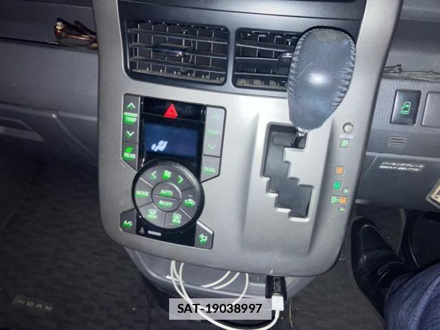Toyota NOAH 2010-04 4422665-16