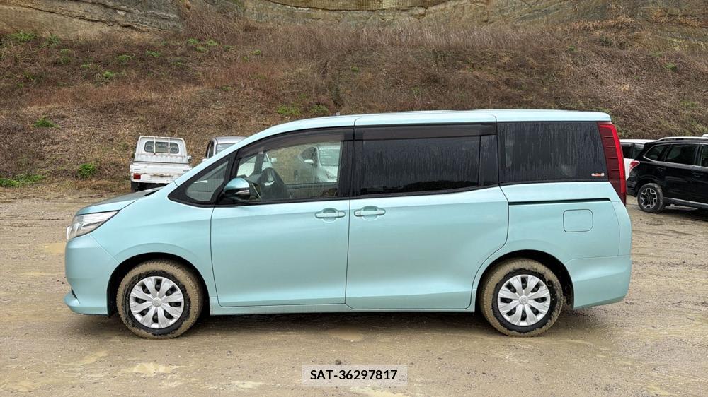 Toyota NOAH 2015 4209826-1