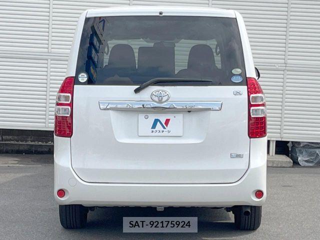 Toyota NOAH 2011-11 5874116-14