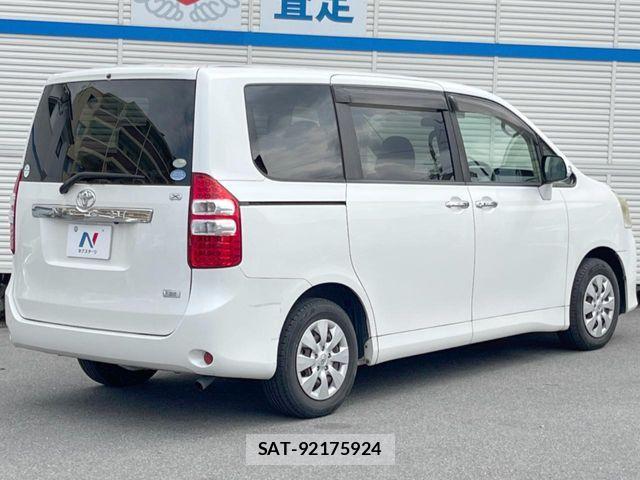 Toyota NOAH 2011-11 5874116-16