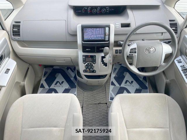 Toyota NOAH 2011-11 5874116-1