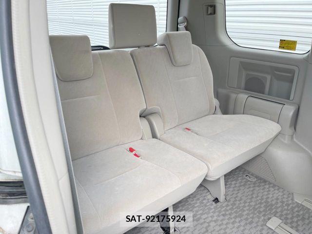 Toyota NOAH 2011-11 5874116-8