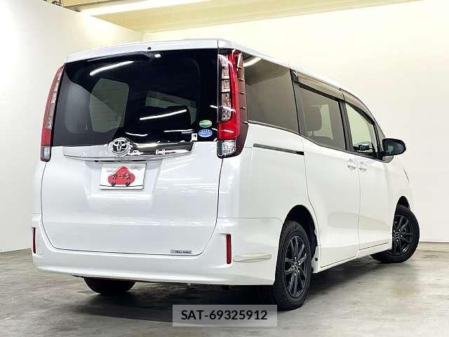 Toyota NOAH 2015-12 5874110-2