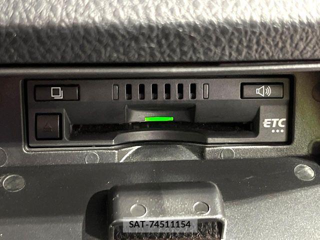Toyota NOAH 2016-10 6217741-5