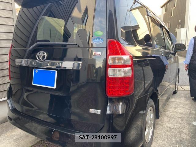 Toyota NOAH 2013-09 6613767-1