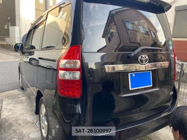 Toyota NOAH 2013-09 6613767-2