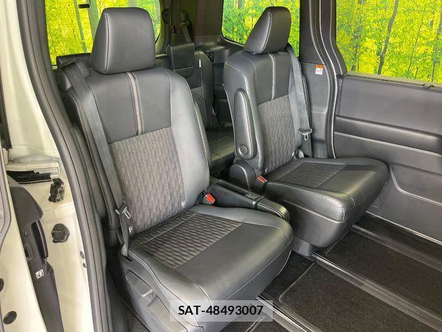 Toyota NOAH 2023-07 6613742-8