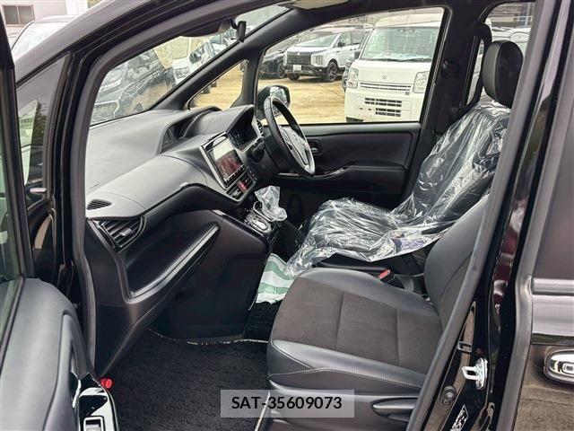 Toyota NOAH 2021-05 6613751-3