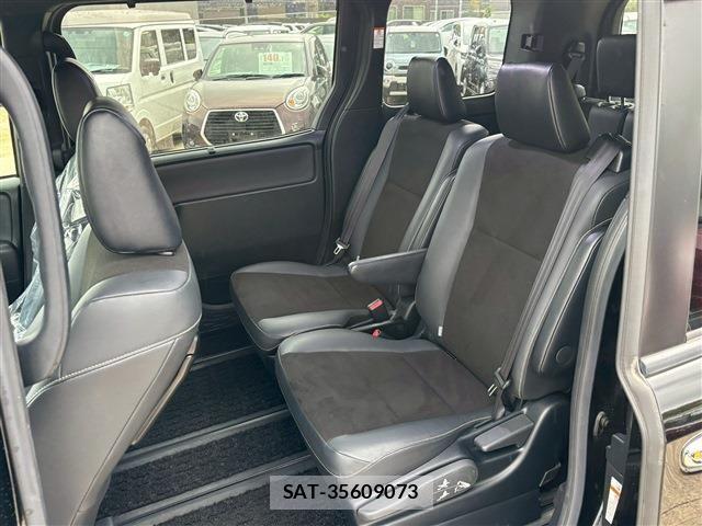 Toyota NOAH 2021-05 6613751-4