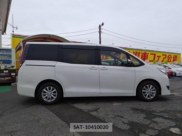 Toyota NOAH 2021-04 6642091-10