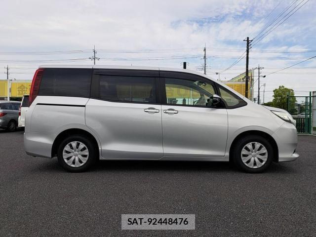 Toyota NOAH 2017-03 6682783-10