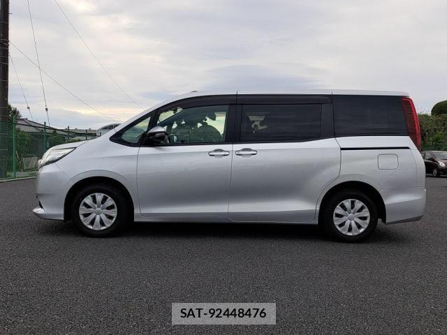 Toyota NOAH 2017-03 6682783-11