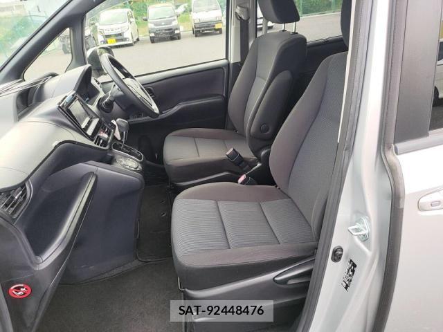 Toyota NOAH 2017-03 6682783-21