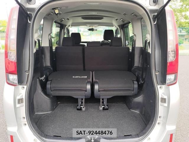 Toyota NOAH 2017-03 6682783-25