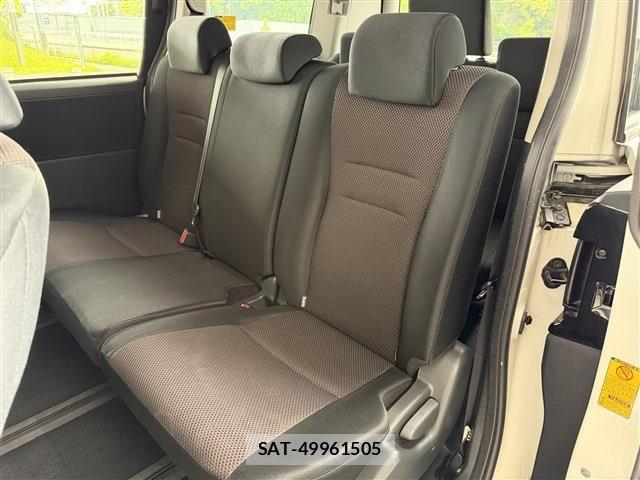 Toyota NOAH 2011-11 6752666-16