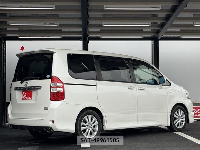 Toyota NOAH 2011-11 6752666-2