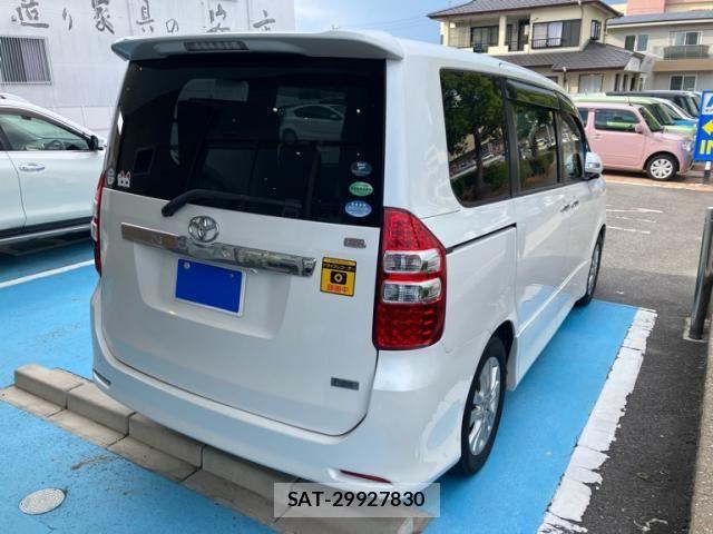 Toyota NOAH 2012-06 6910309-2