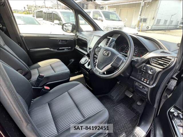 Toyota NOAH 2017-08 6910303-12