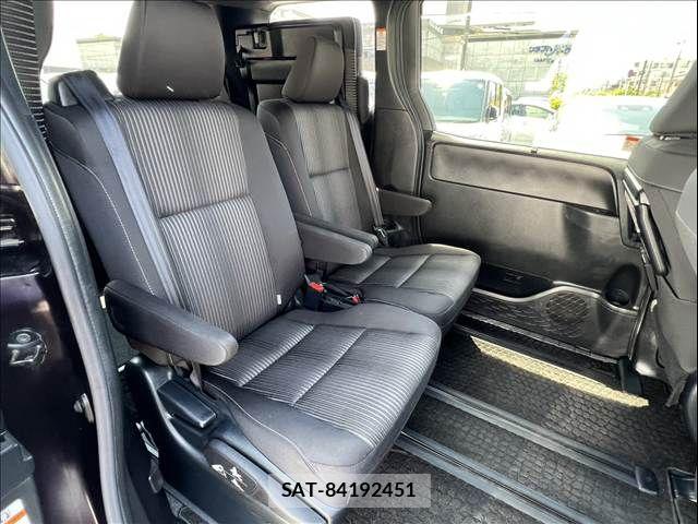 Toyota NOAH 2017-08 6910303-13