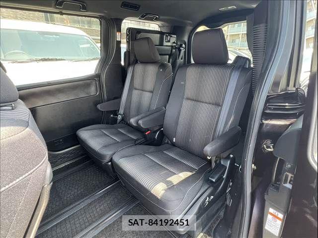 Toyota NOAH 2017-08 6910303-15