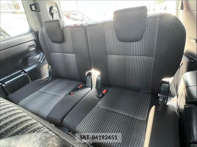 Toyota NOAH 2017-08 6910303-16