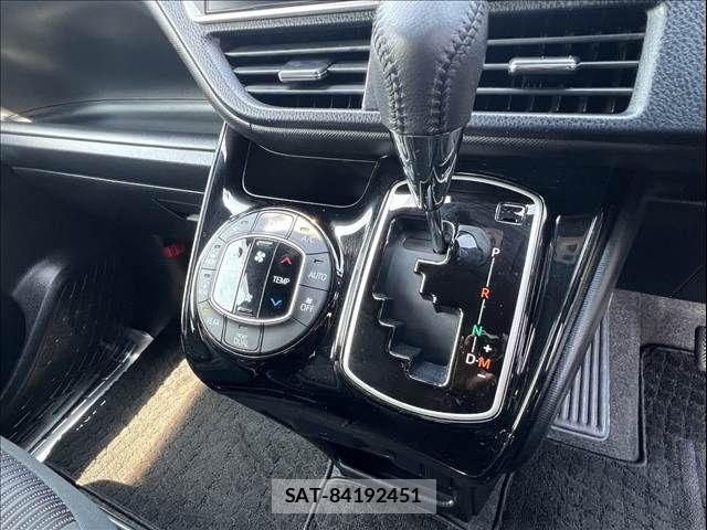 Toyota NOAH 2017-08 6910303-24