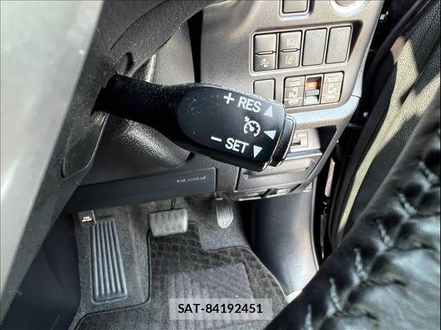 Toyota NOAH 2017-08 6910303-28