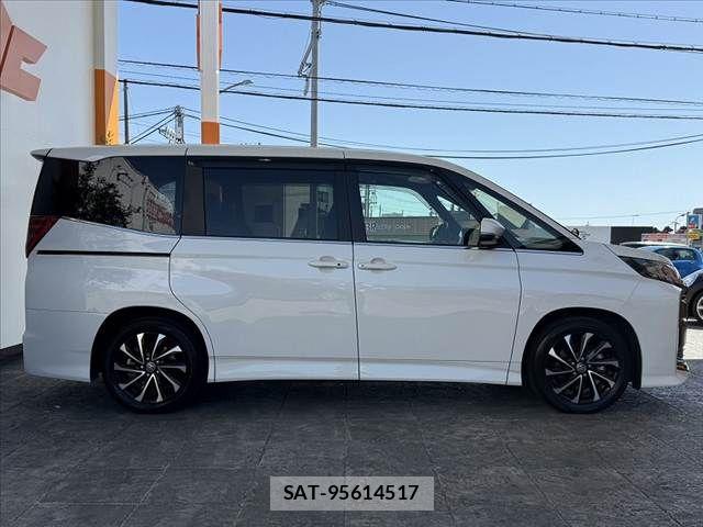 Toyota NOAH 2023-07 6910276-11