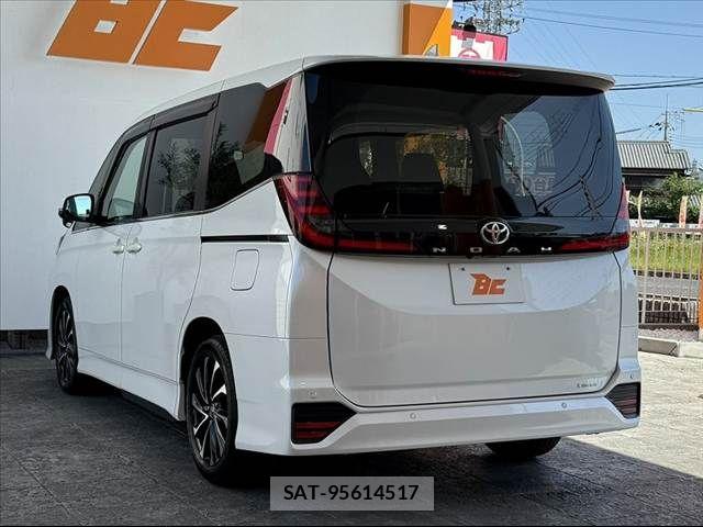 Toyota NOAH 2023-07 6910276-12
