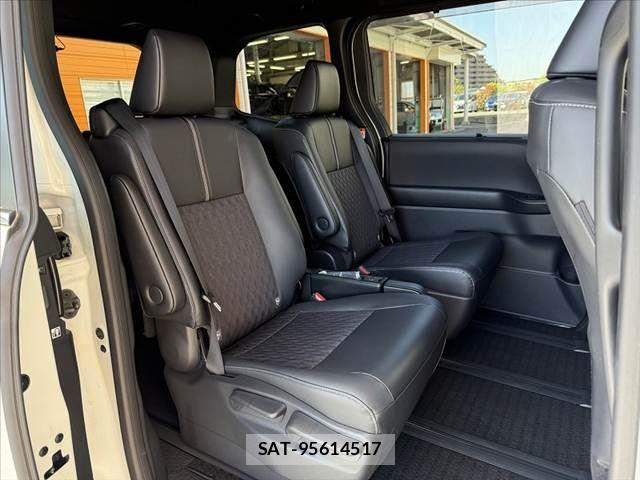 Toyota NOAH 2023-07 6910276-17