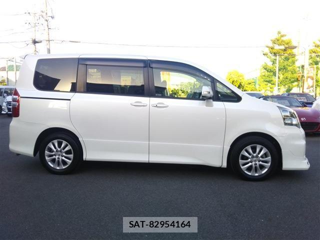 Toyota NOAH 2012-05 6910306-2