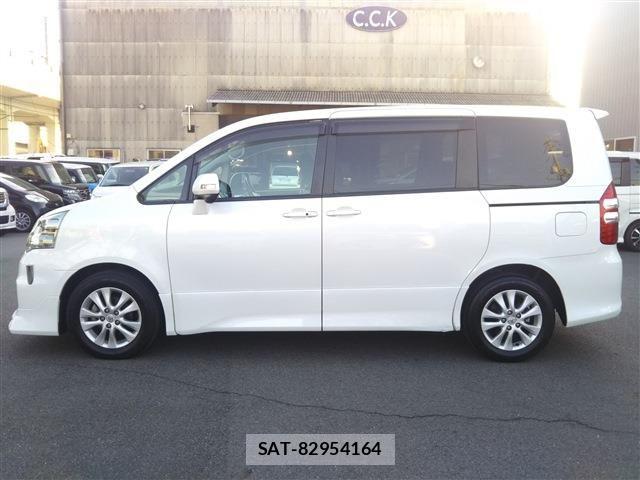 Toyota NOAH 2012-05 6910306-3