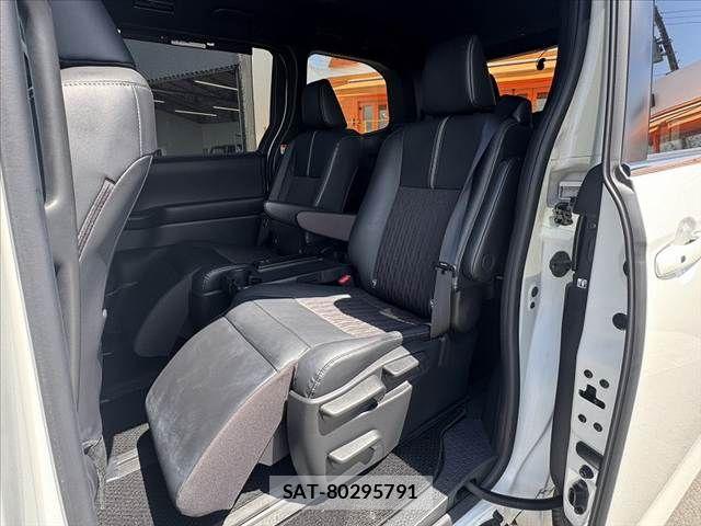 Toyota NOAH 2023-05 6910277-17