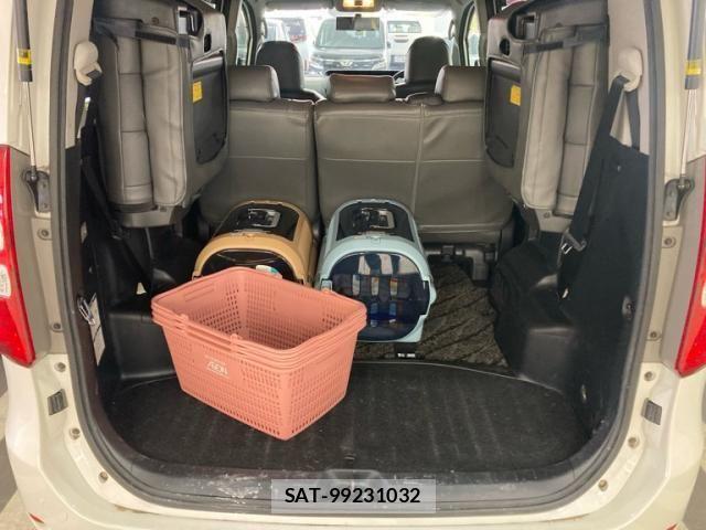 Toyota NOAH 2011-02 6910338-10