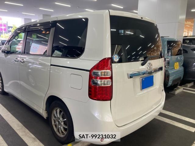 Toyota NOAH 2011-02 6910338-2