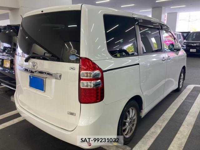 Toyota NOAH 2011-02 6910338-3