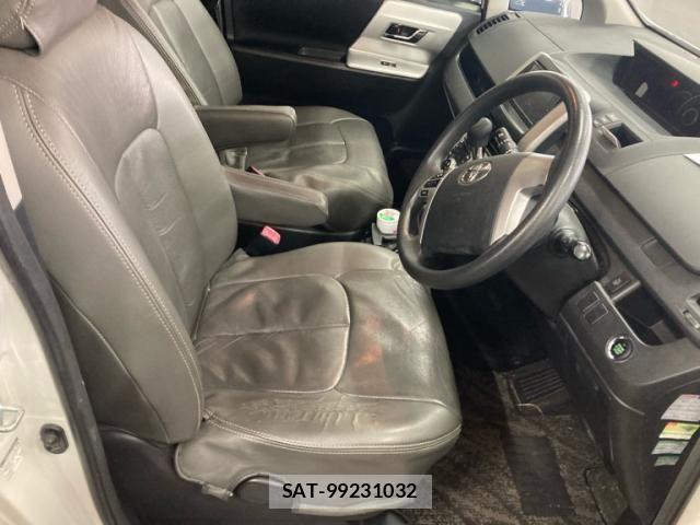 Toyota NOAH 2011-02 6910338-7