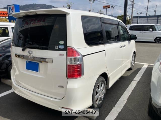 Toyota NOAH 2009-10 6910326-2